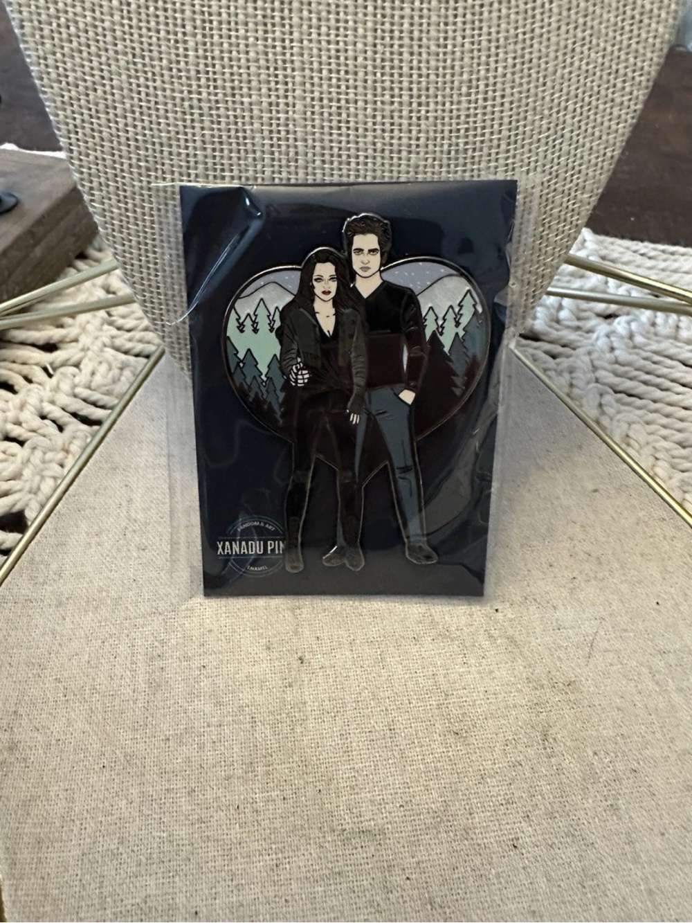 Twilight Xanadu Pins Breaking Dawn Shield - New In Package